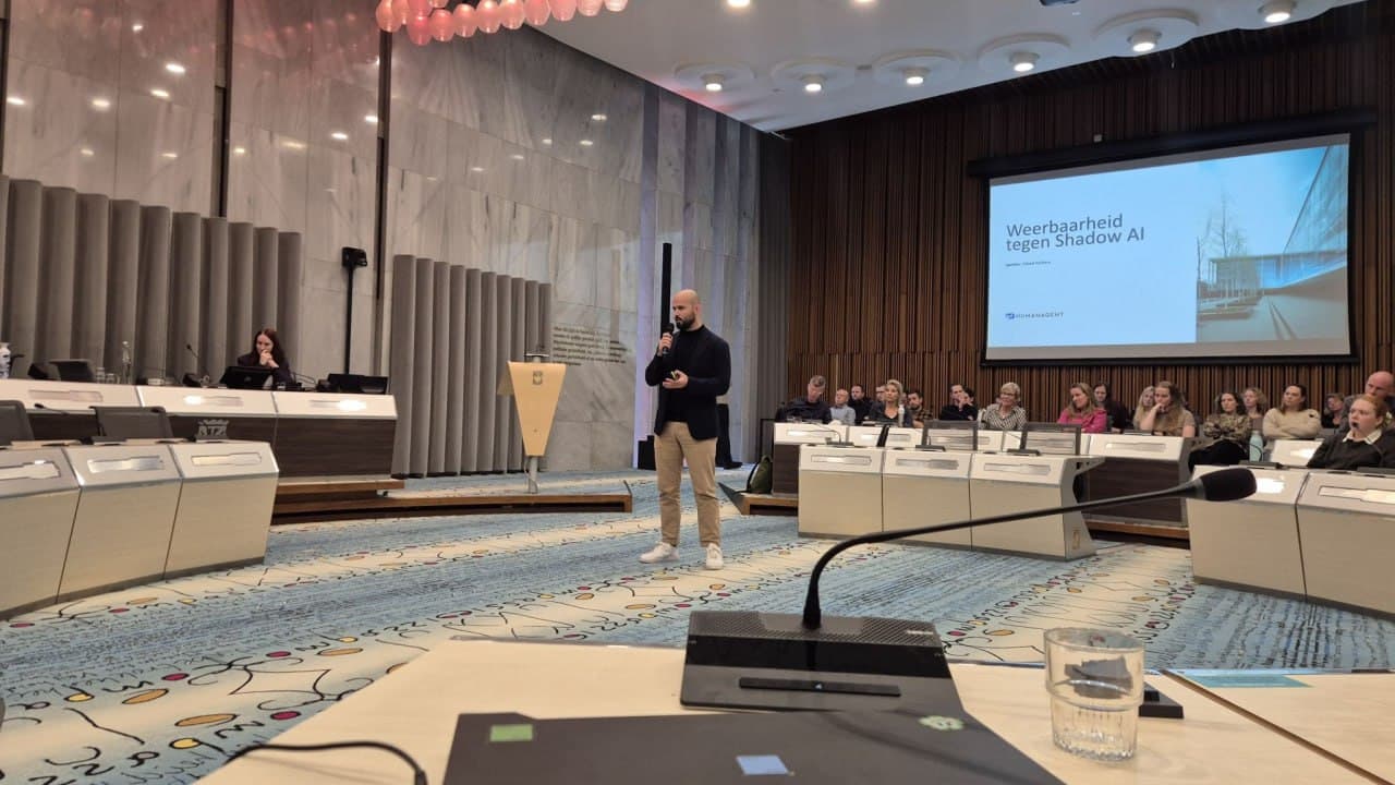 Zahed Ashkara geeft keynote Weerbaarheid tegen Shadow AI in de raadszaal van gemeente Arnhem